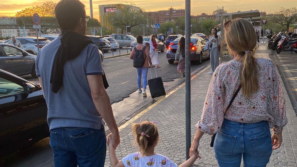 Amaia y su marido, con su pequeña.