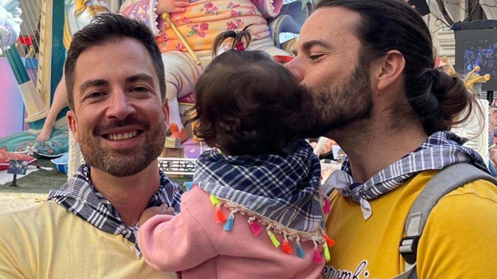 Raúl, con su pareja y la pequeña Candela.