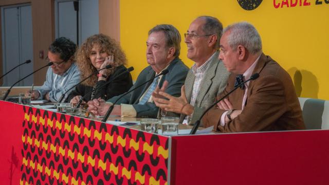 Juan Carlos Chirinos, Fernando Serrano Migallón, Jorge Fornet Gil, Gioconda Belli y Jorge Eduardo Benavides  en el encuentro 'Exilios y literatura intercultural', enmarcado en el IX Congreso Internacional de la Lengua Española. Foto: Javier Hernández