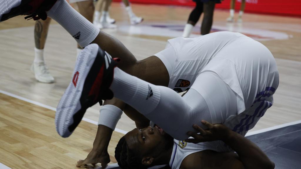 Yabusele, en posición acrobática al sufrir una caída.