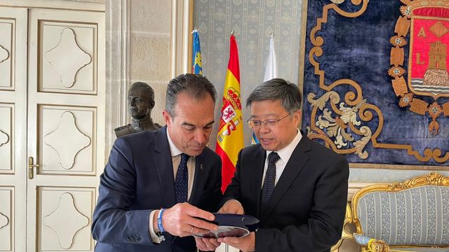 Antonio Peral por Alicante y Yu Tao Lin de Penglai, en la visita institucional.
