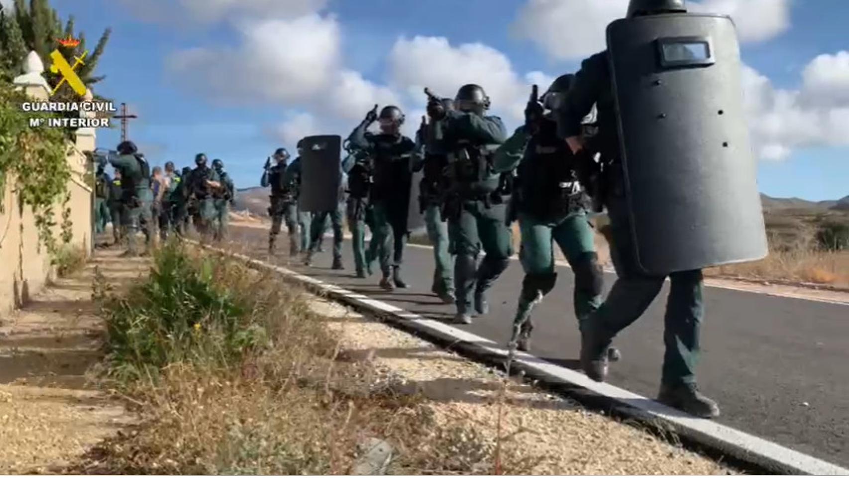 Un momento de la operación de este miércoles en el Moralet (Alicante) que acabó con un tiroteo en un domicilio.