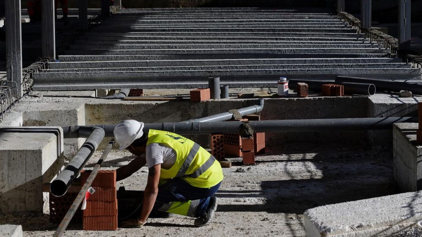 Un obrero trabajando en la construcción, en imagen de archivo.