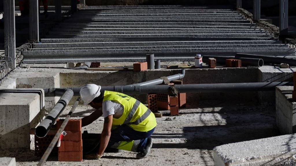 Un obrero trabajando en la construcción, en imagen de archivo.