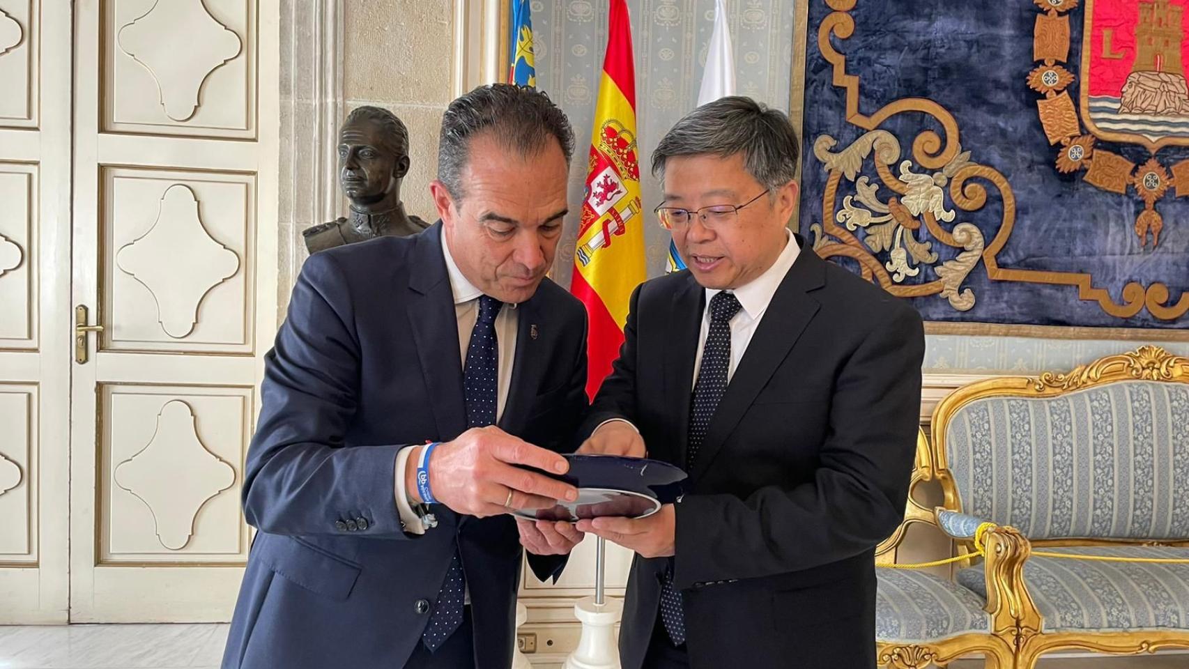 Antonio Peral por Alicante y Yu Tao Lin de Penglai, en la visita institucional.