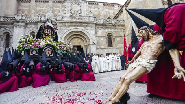 Procesión del Santo Cristo del Desenclavo en León