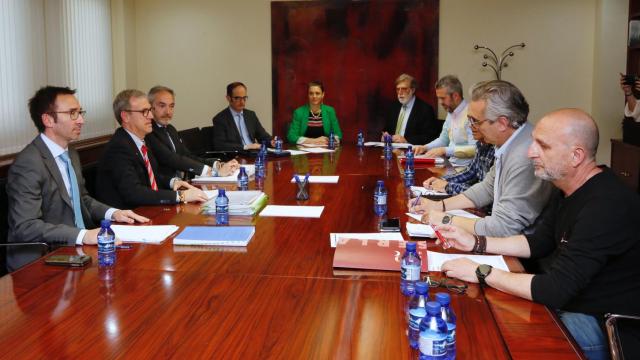 Reunión del consejero de Industria y Empleo, Mariano Veganzones, con sindicatos y patronal, este miércoles.