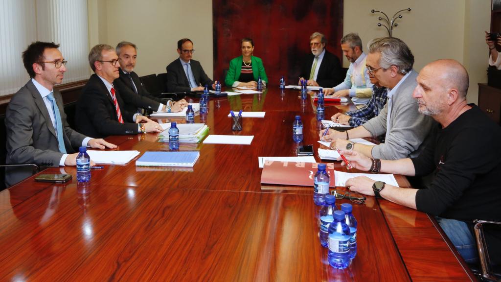 Reunión del consejero de Industria y Empleo, Mariano Veganzones, con sindicatos y patronal, este miércoles.