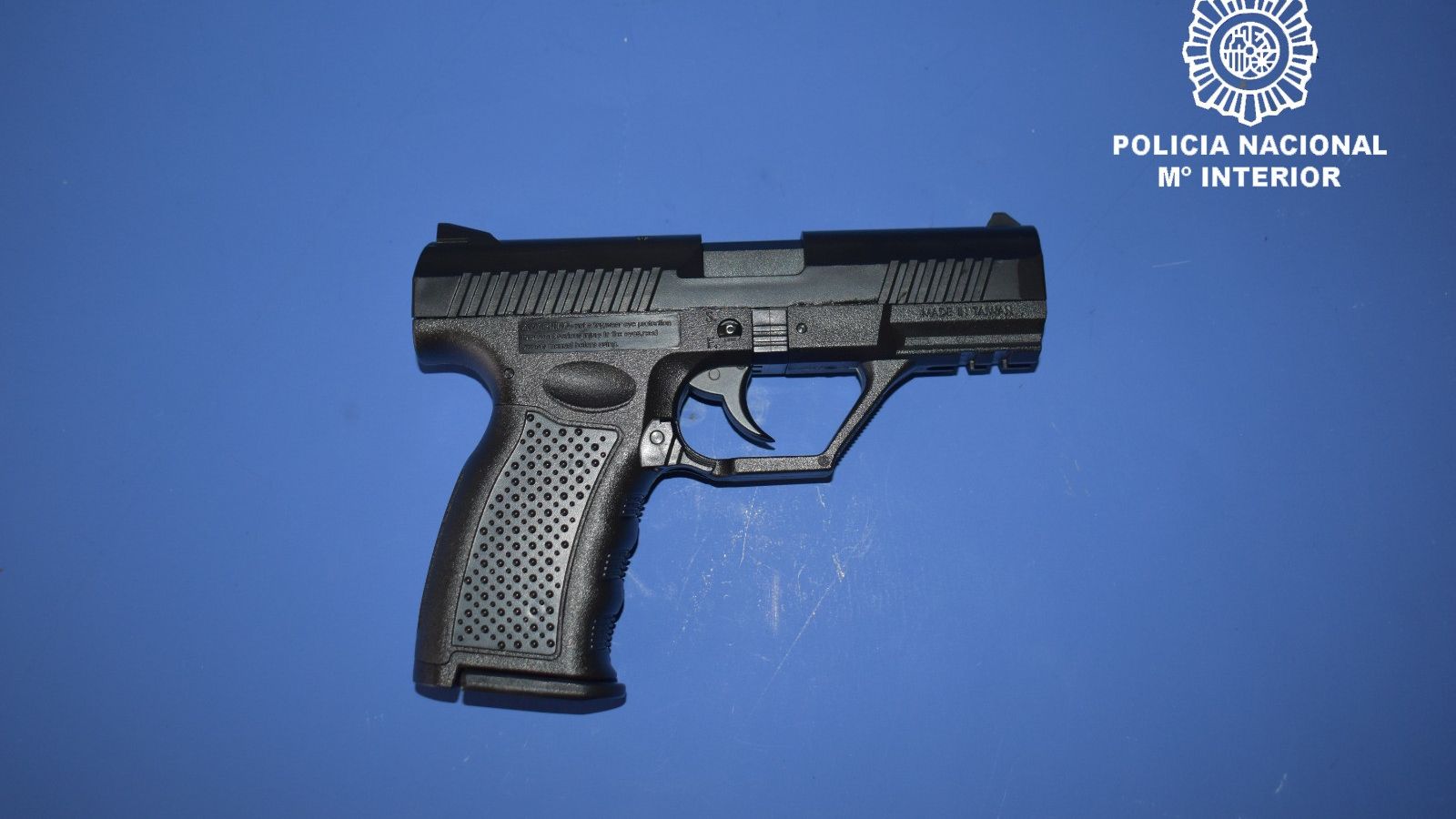 Imagen de la pistola simulada requisada al hombre detenido en Burgos.