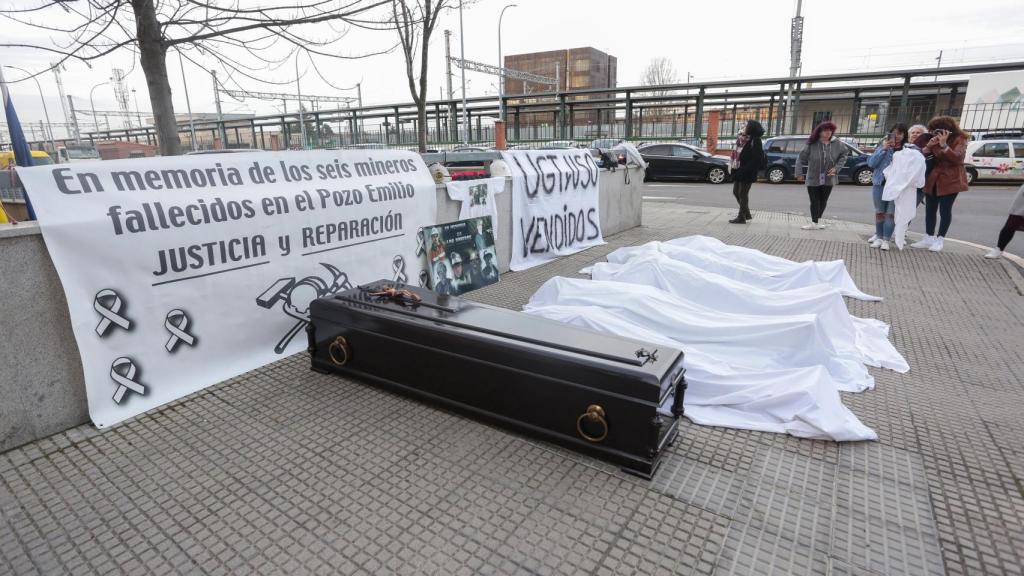 La familias reciben con un ataúd a los acusados de la tragedia minera