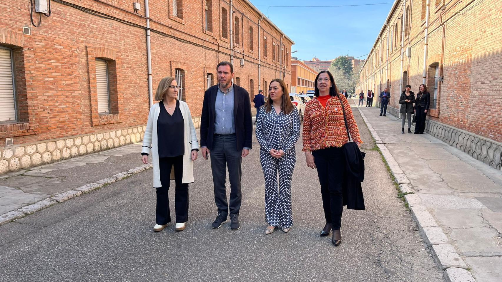 El alcalde de Valladolid, Óscar Puente, junto con la delegada y la subdelegada del Gobierno, Virginia Barcones y Alicia Villar, y la presidenta de la CHD, María Lafuente, este miércoles.