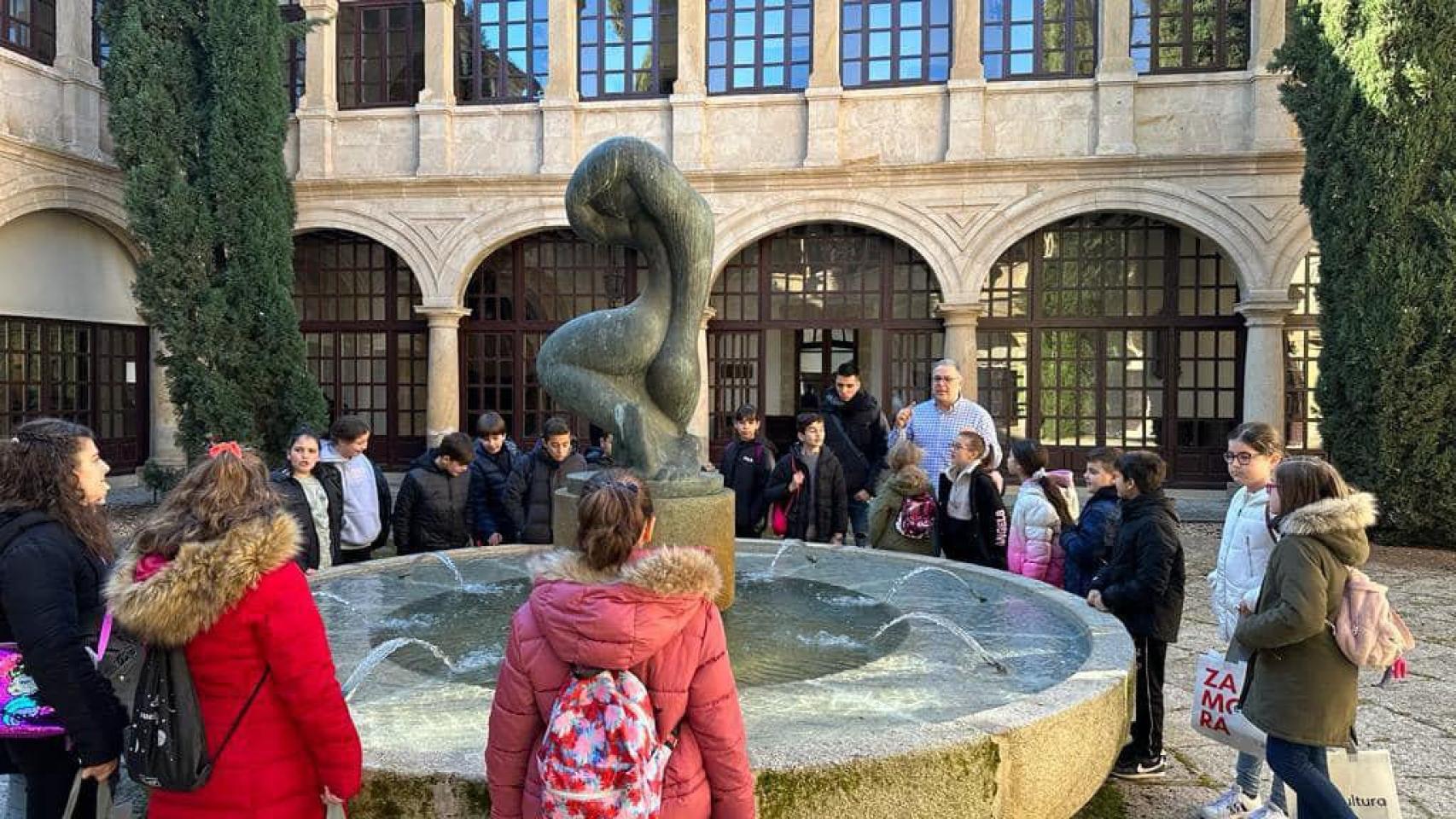 Jesús Prada junto a un grupo de escolares en el patio de La Encarnación