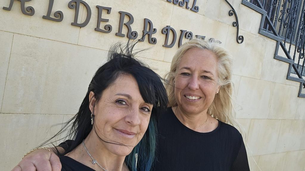 Luz Perero y Eva Cayuela, en el exterior de su casa rural