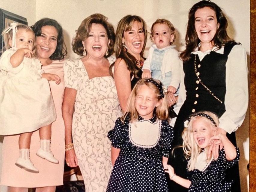 Ana Obregón, junto a sus hermanas, su madre, su hijo y sus sobrinas, en una imagen de archivo.