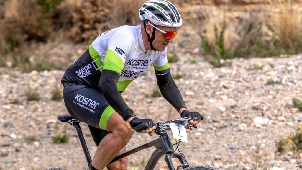 Miguel Indurain durante un entreno para la Titan Desert 2023
