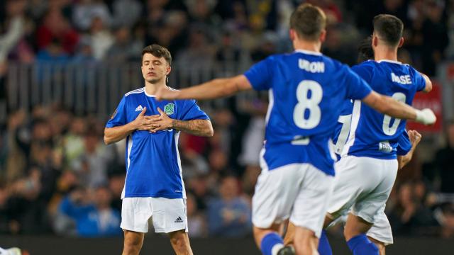 Adri Contreras, con Ubón a la carrera, celebra su gol en la final de la Kings League