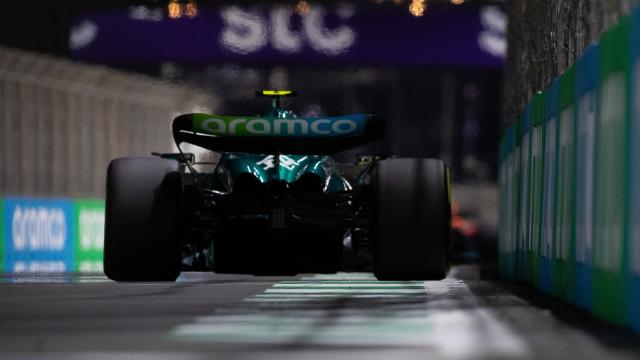 Vista trasera del Aston Martin AMR23 de Fernando Alonso en Arabia Saudí