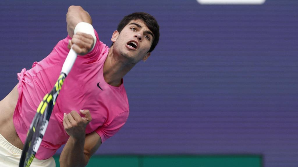 Carlos Alcaraz ejecuta un servicio.