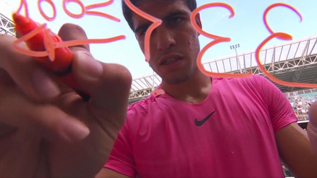 Carlos Alcaraz firma la cámara con el 33.