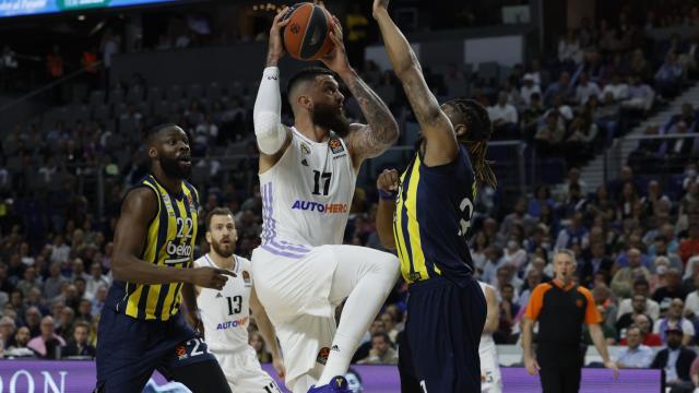 Vincent Poirier entra a canasta en el partido ante el Fenerbahçe.