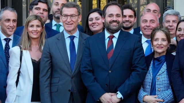 Alberto Núñez Feijóo y Paco Núñez junto a otras personas en la presentación del pasado lunes en Madrid