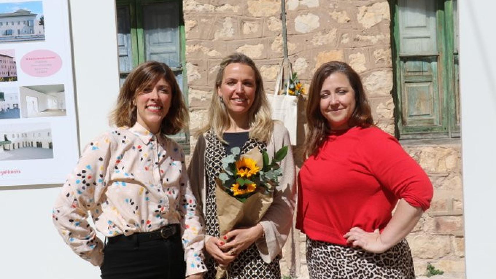 La alcaldesa de Sigüenza (Guadalajara), María Jesús Merino, junto a las responsables de la empresa promotora