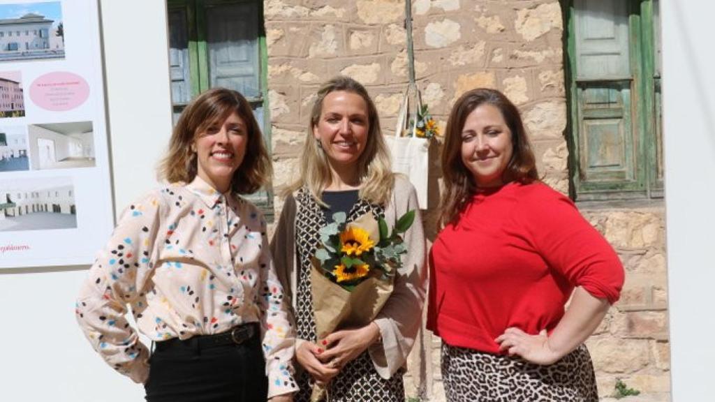 La alcaldesa de Sigüenza (Guadalajara), María Jesús Merino, junto a las responsables de la empresa promotora