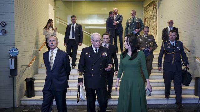 El almirante general Teodoro Esteban López Calderón, jefe de Estado Mayor de la Defensa (JEMAD), con Cruz Sánchez de Lara.