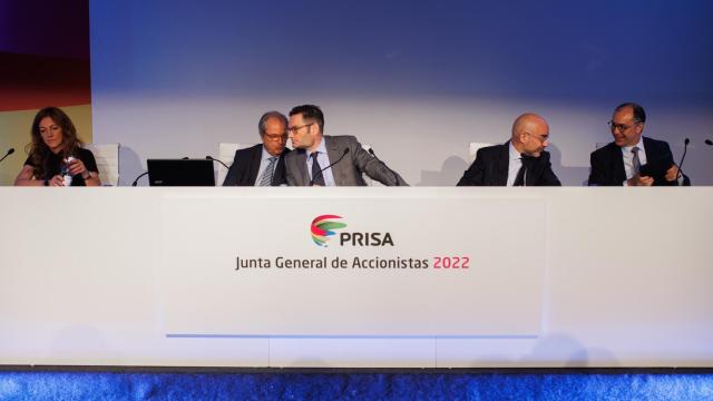 La consejera ejecutiva de Prisa, Pilar Gil; el secretario del Consejo, Pablo Jiménez de Parga; el presidente, Joseph Oughourlian; el presidente ejecutivo de Prisa, Carlos Núñez, y el presidente de Santillana, Francisco Cuadrado, en la Junta General de Accionistas de 2022.
