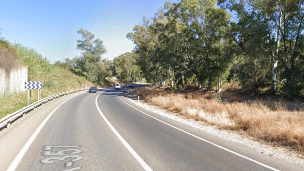 Cortada la autovía A-357 en Campillos (Málaga) para rescatar un camión accidentado.