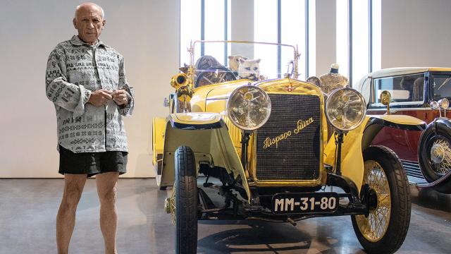 Un montaje con la imagen de Picasso y uno de los vehículos del Museo Automovilístico.