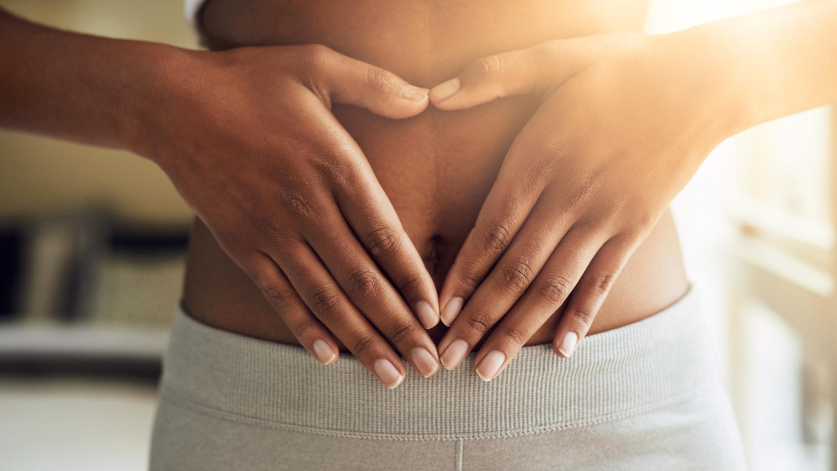 Mujer con inflamación abdominal.
