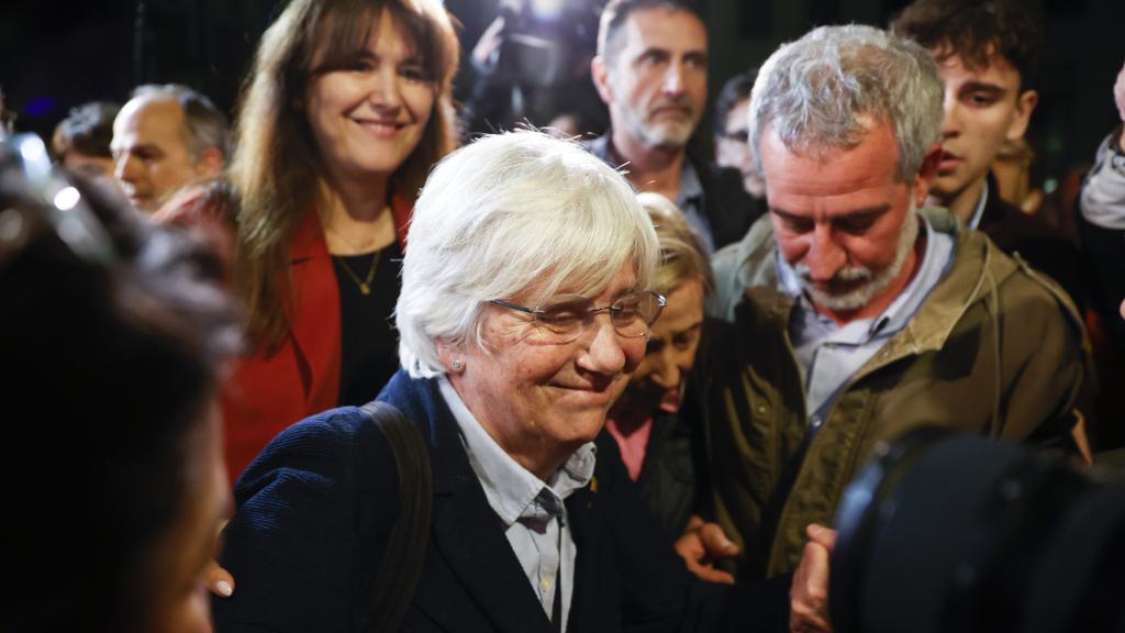 Clara Ponsatí y, a sus espaldas, Laura Borràs.