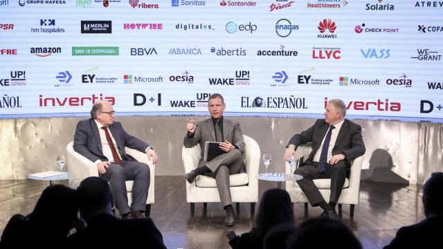 Imagen de la conversación a dos bajo el título 'La industria española de defensa I:  la visión de las empresas tractoras sobre cómo construir una industria competitiva de cara al futuro?; en la tercera jornada del 'Wake Up, Spain!'.