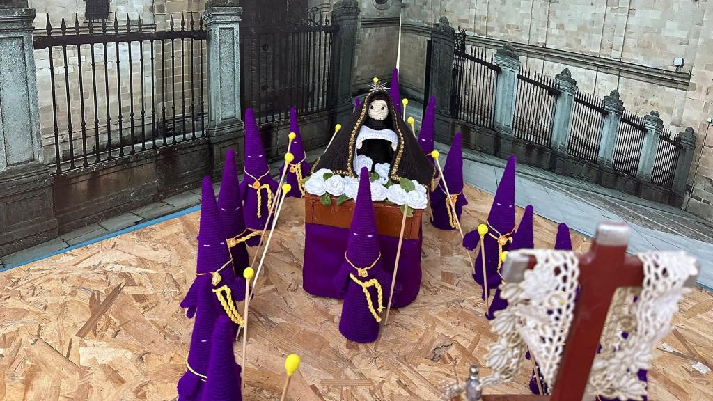 La Virgen Dolorosa en ganchillo hecho por las vecinas de San Marcial