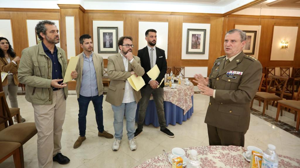 El coronel Vizuete conversa con varios periodistas durante el desayuno informativo.