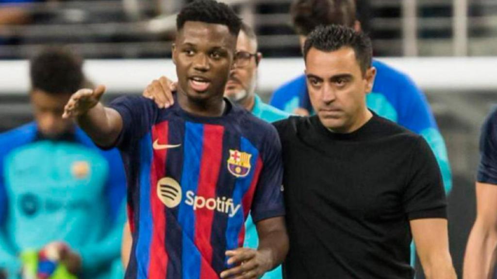 xavi-herna-ndez-conversando-con-ansu-fati-durante-un-partido-redes_53_1000x528