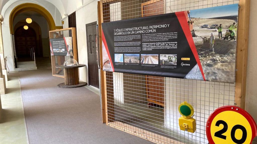 Así luce la exposición en el centro Las Clarisas de Elche.