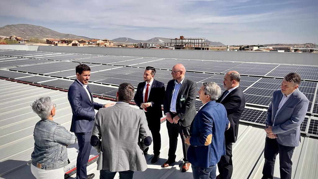 Las placas fotovoltaicas instaladas en la cubierta del supermercado.
