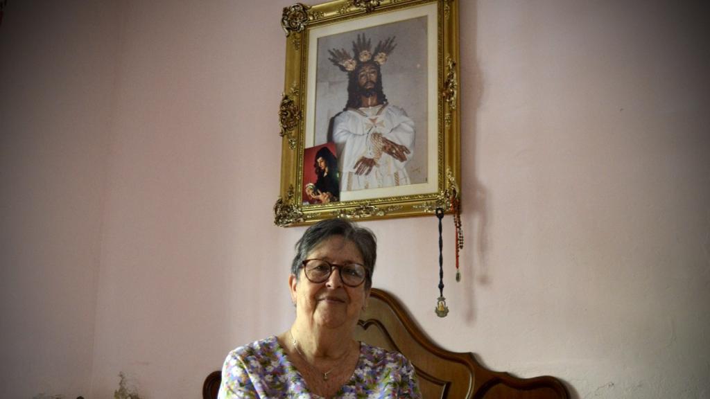 Pilar posa para este periódico en su habitación.