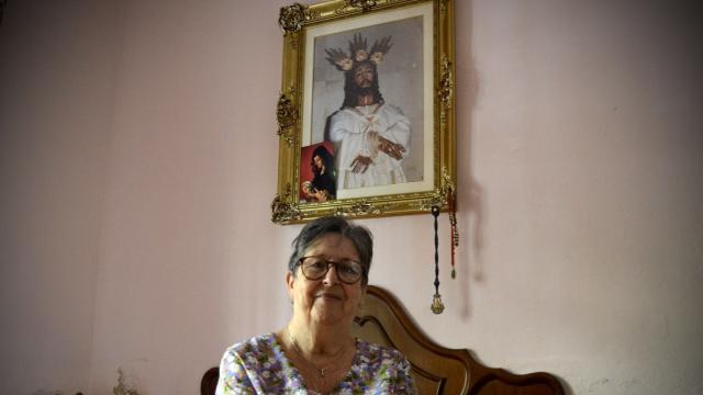 Pilar posa para este periódico en su habitación.