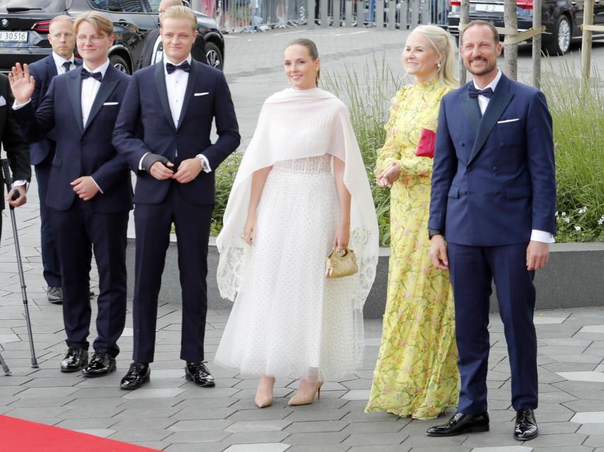 Los príncipes, con sus hijos y el hijo de Mette Marit.