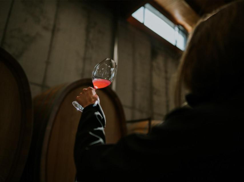 Martina Prieto Pariente durante la elaboración del rosado Victoria