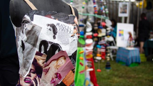 La parte superior de un vestido hecho con papel de revista.