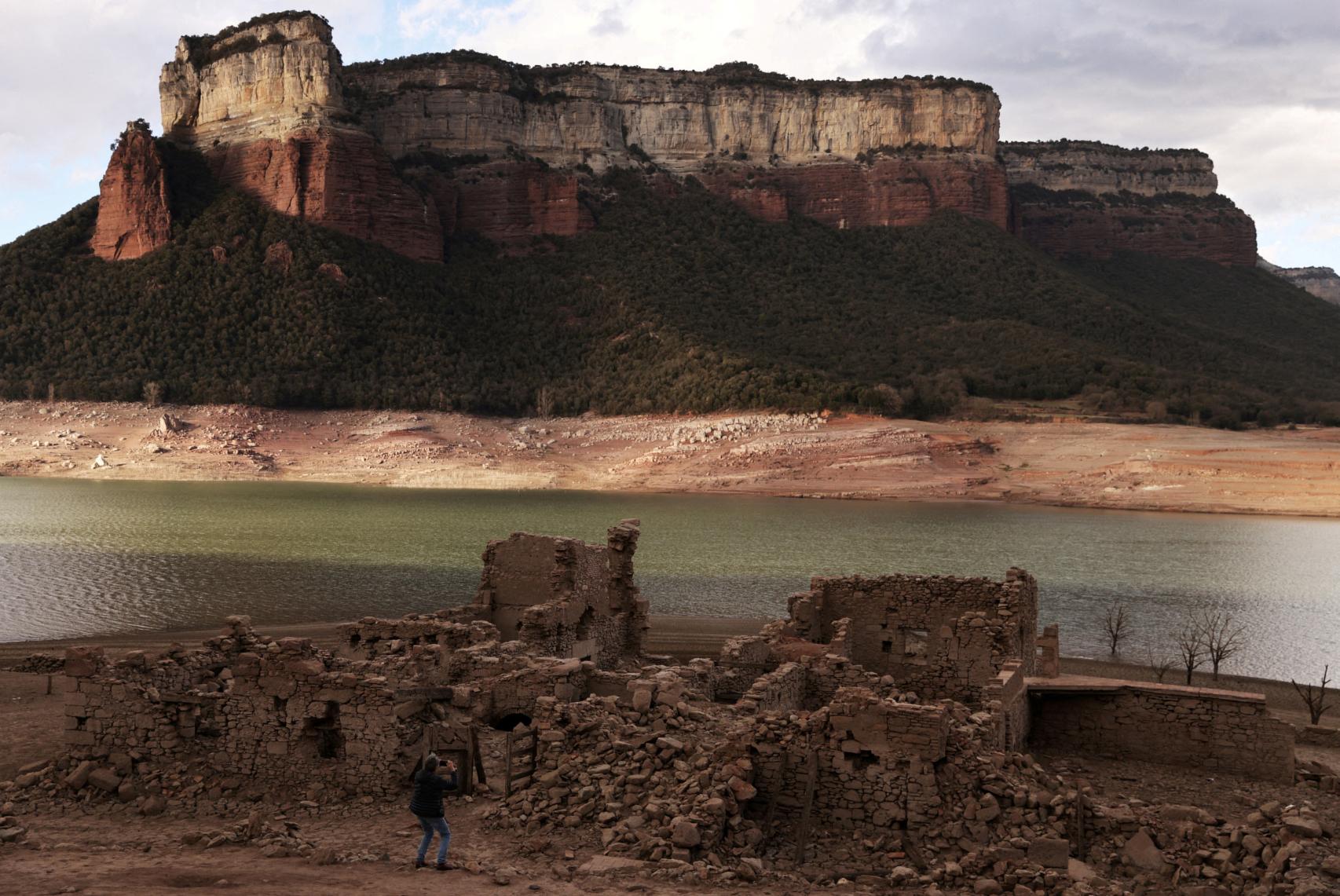 San Román de Sau, que quedó parcialmente sumergido y resurgió con la sequía, en marzo de 2023.
