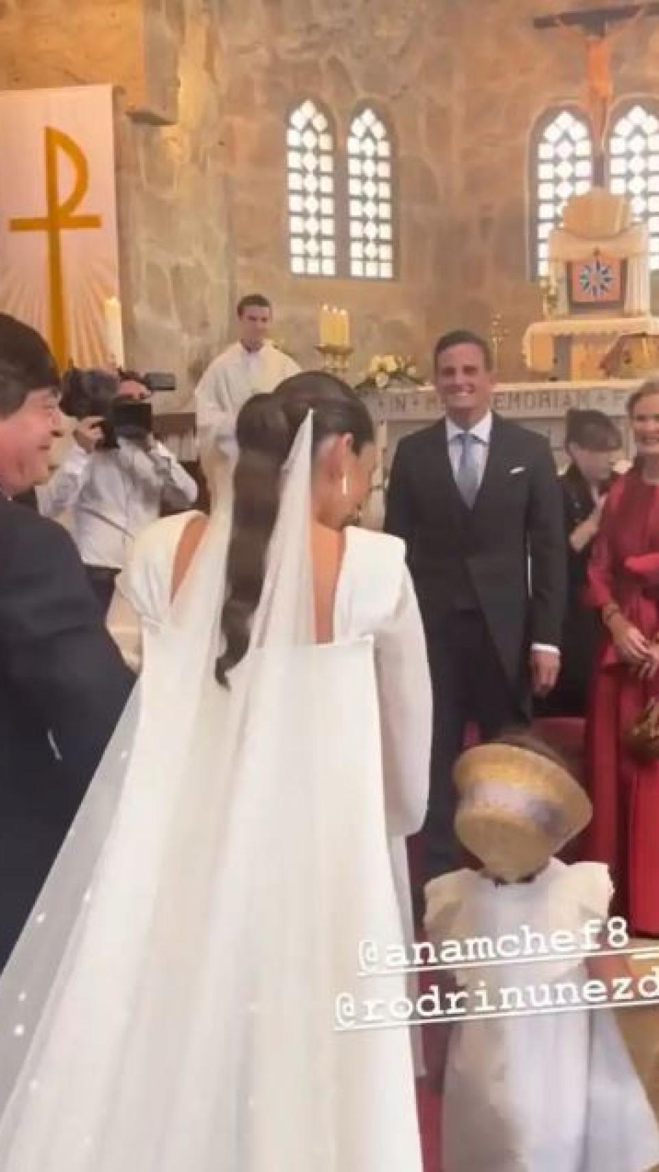 Ana Iglesias, del brazo de su padre, a su llegada al altar.