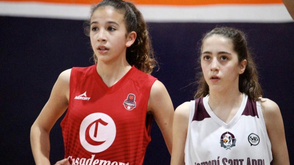 Cloe, junto a una rival durante un partido de esta temporada.