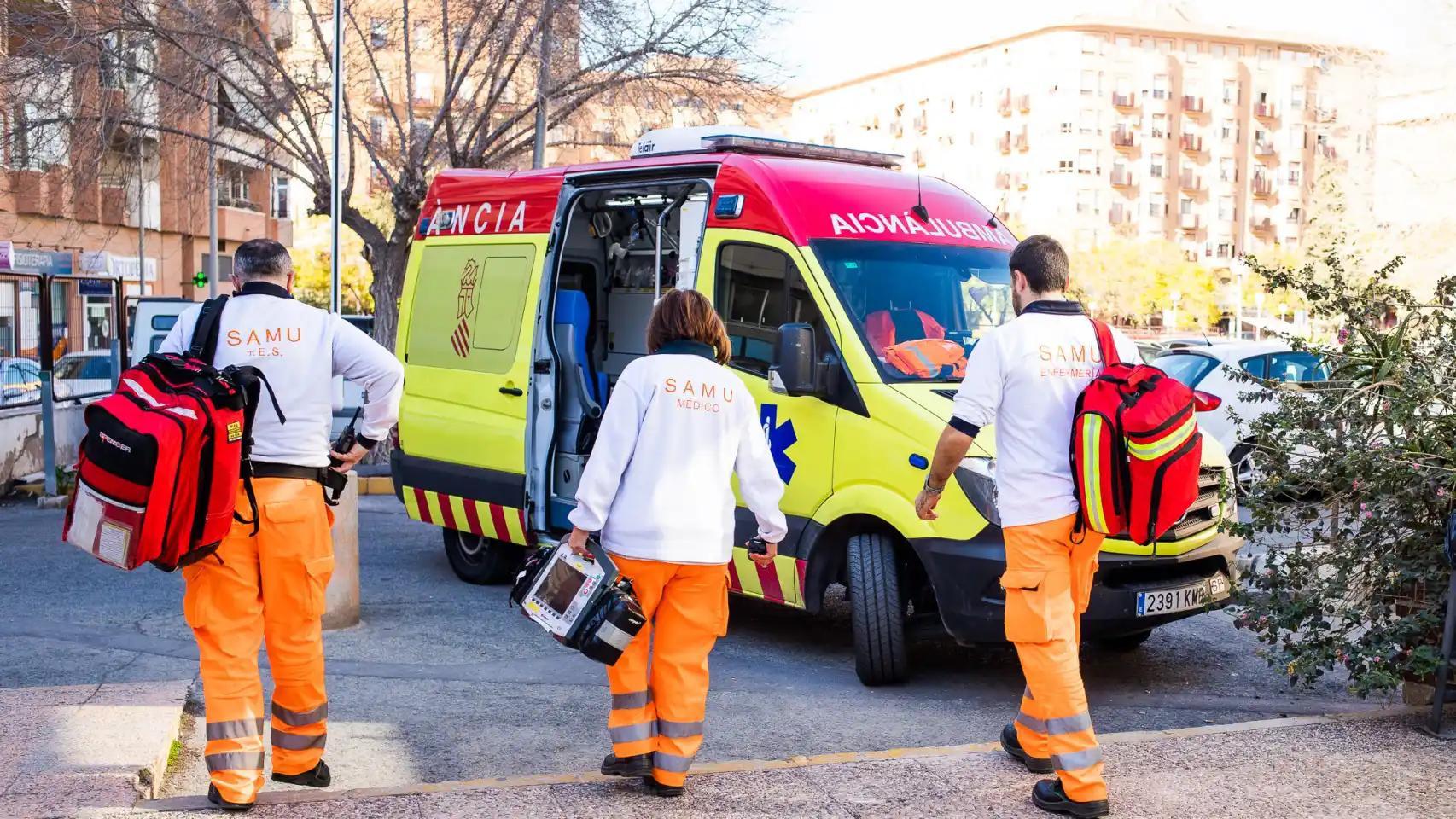 Tres sanitarios acuden a una llamada del SAMU, en una imagen de archivo.