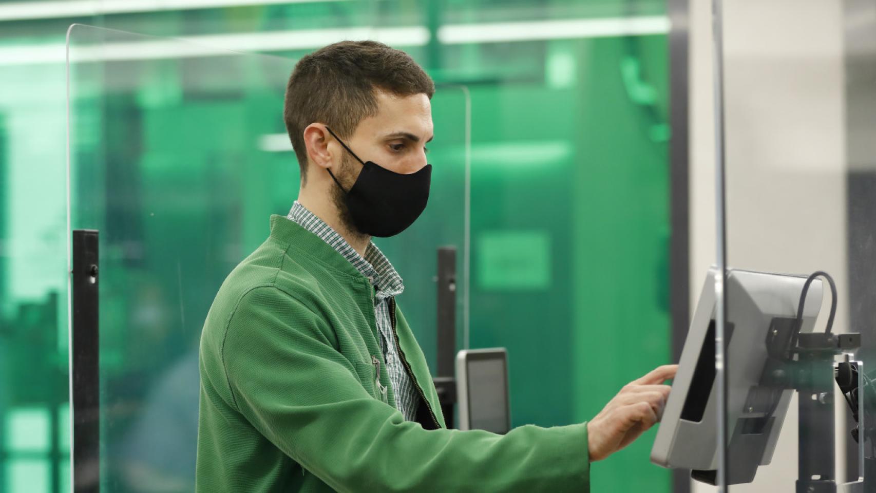 Un cajero en un supermercado.