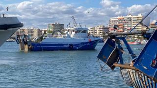 Un barco pesquero en el puerto de Santa Pola.